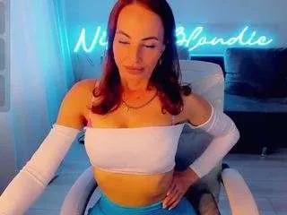 nikkiblondiee from CamSoda