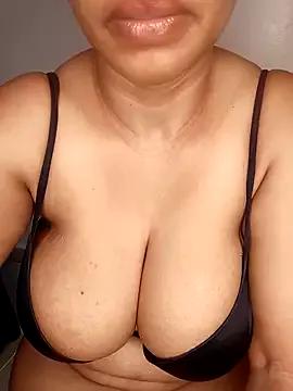 boobsnipplian from StripChat