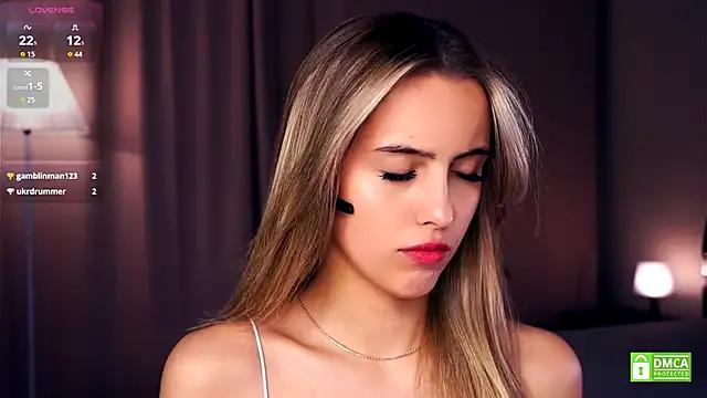 FannyHewson from StripChat