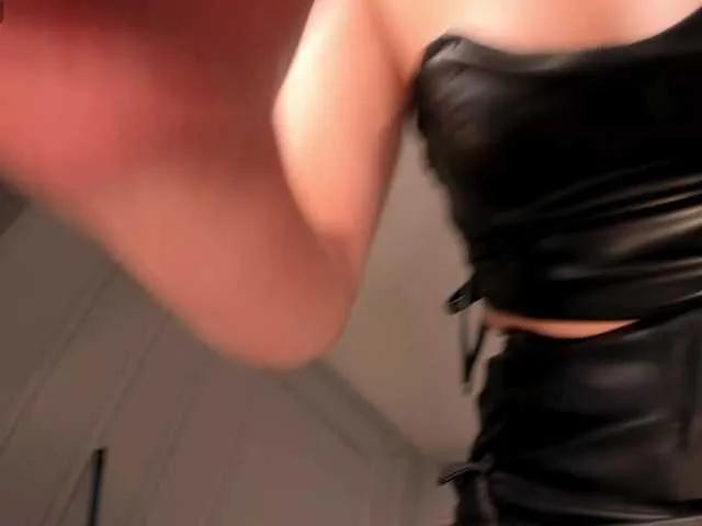 EsmeraldaGrace — I love it when they support me, that means they like my show and get horny with my body.