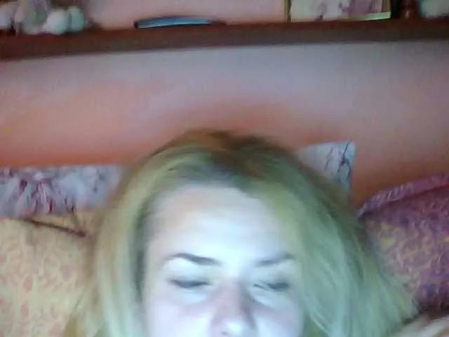 Offline HollyLaPretty on BongaCams