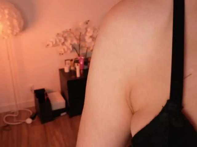 LilyColins on BongaCams 