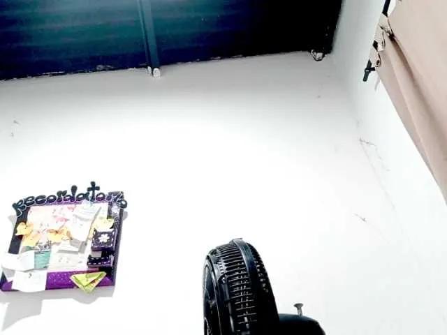 Freechat PetiteIvoryqueens on BongaCams