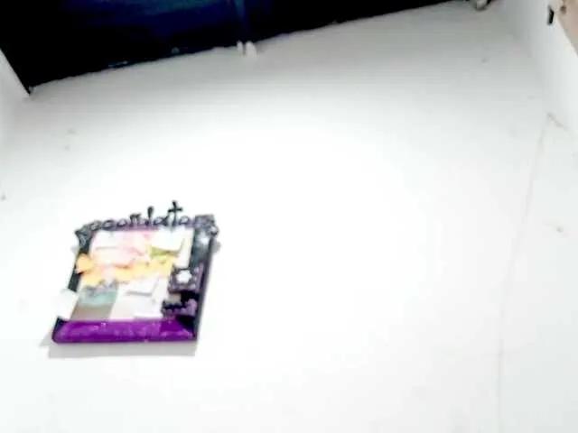 Freechat PetiteIvoryqueens on BongaCams