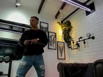 Freechat italomoore on Chaturbate