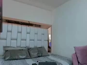 Freechat rosannaking on Chaturbate