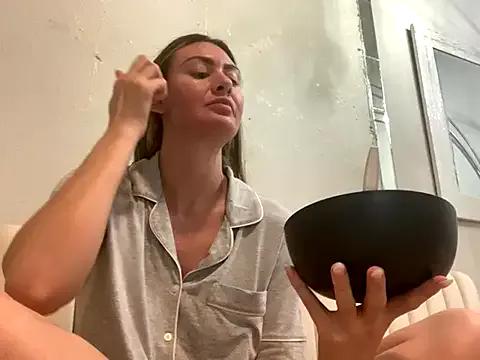 Alyssa_rhoades — Topless.. each tip vibrates my pussy