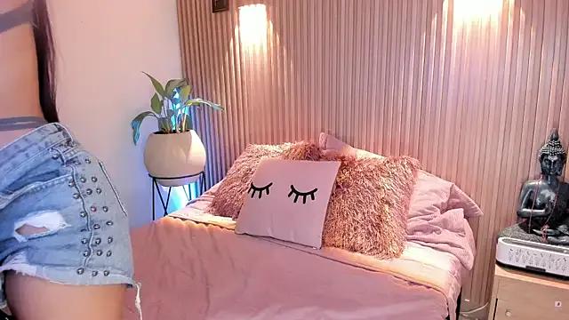 StripChat AMELIE_xx is Freechat AMELIE_xx — Clamps nipples + spit