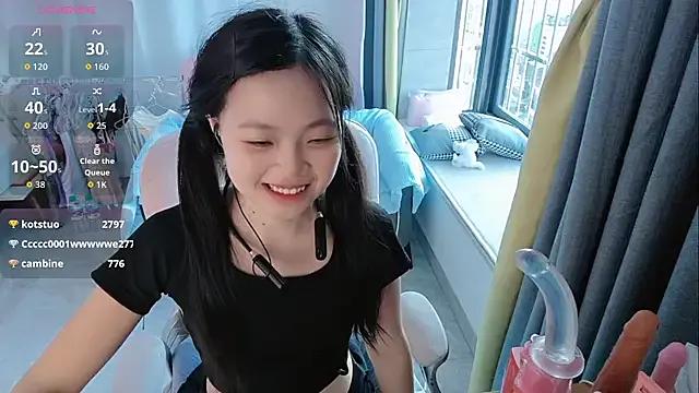 Lena-yyds on StripChat